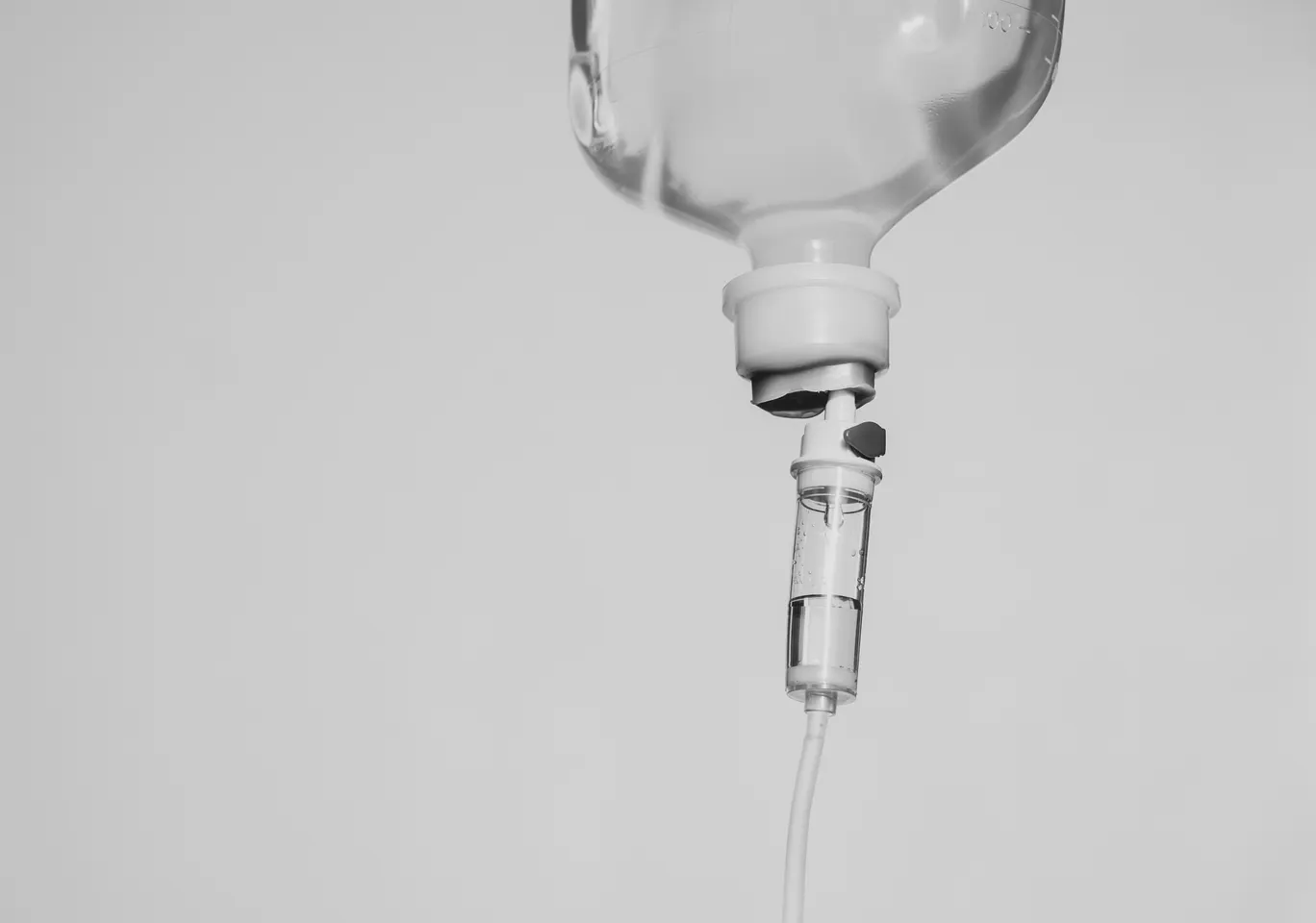 Kroplówki witaminowe Puławy: butelka soli fizjologicznej z komorą kroplową