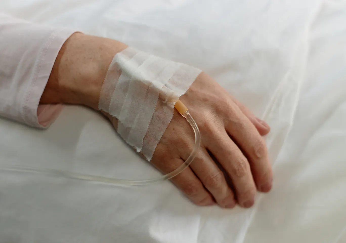 Kroplówki witaminowe Bełżyce: dłoń z podłączoną kroplówką w spokojnym kadrze