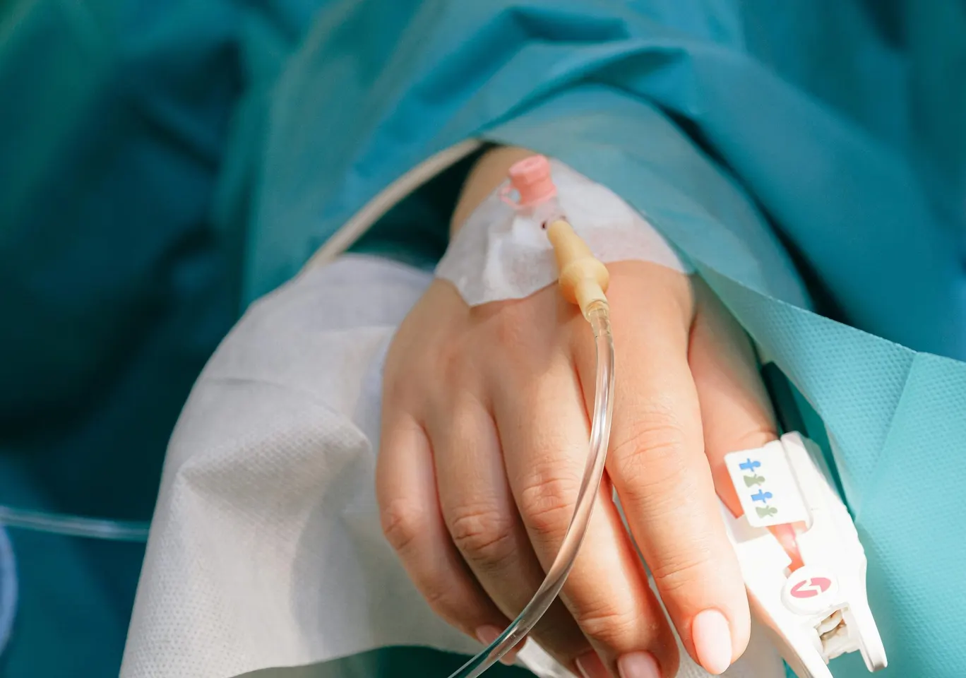 Detoks alkoholowy Lęczna: dłoń z wenflonem i pulsoksymetrem pod nadzorem