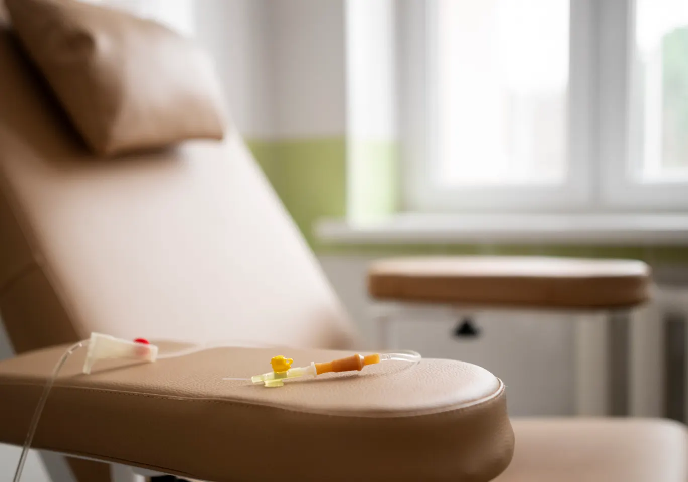 Kroplówki witaminowe Puławy: fotel zabiegowy z przygotowaną linią infuzyjną