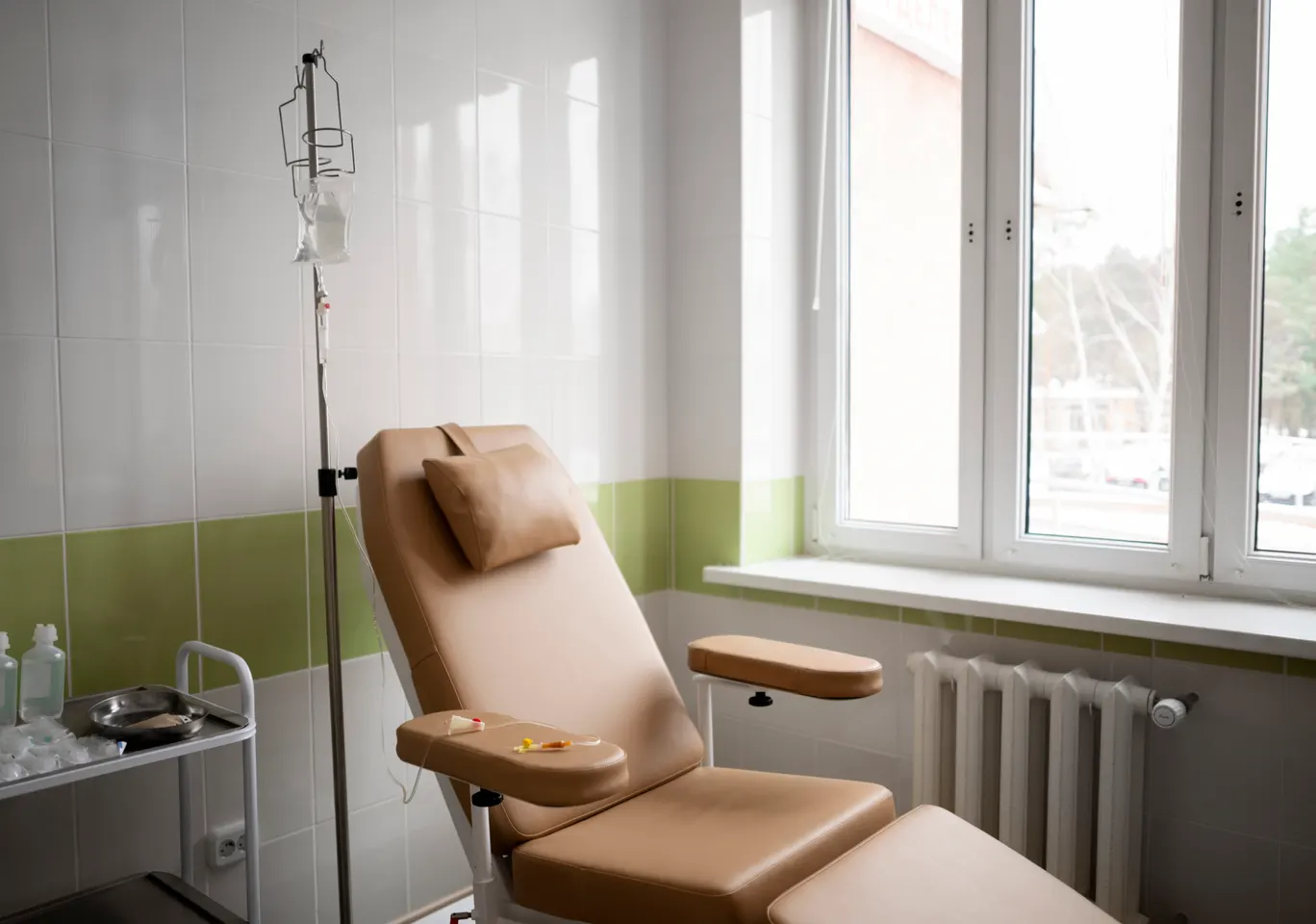 Kroplówki witaminowe Puławy: gabinet zabiegowy z fotelem i stojakiem na kroplówkę