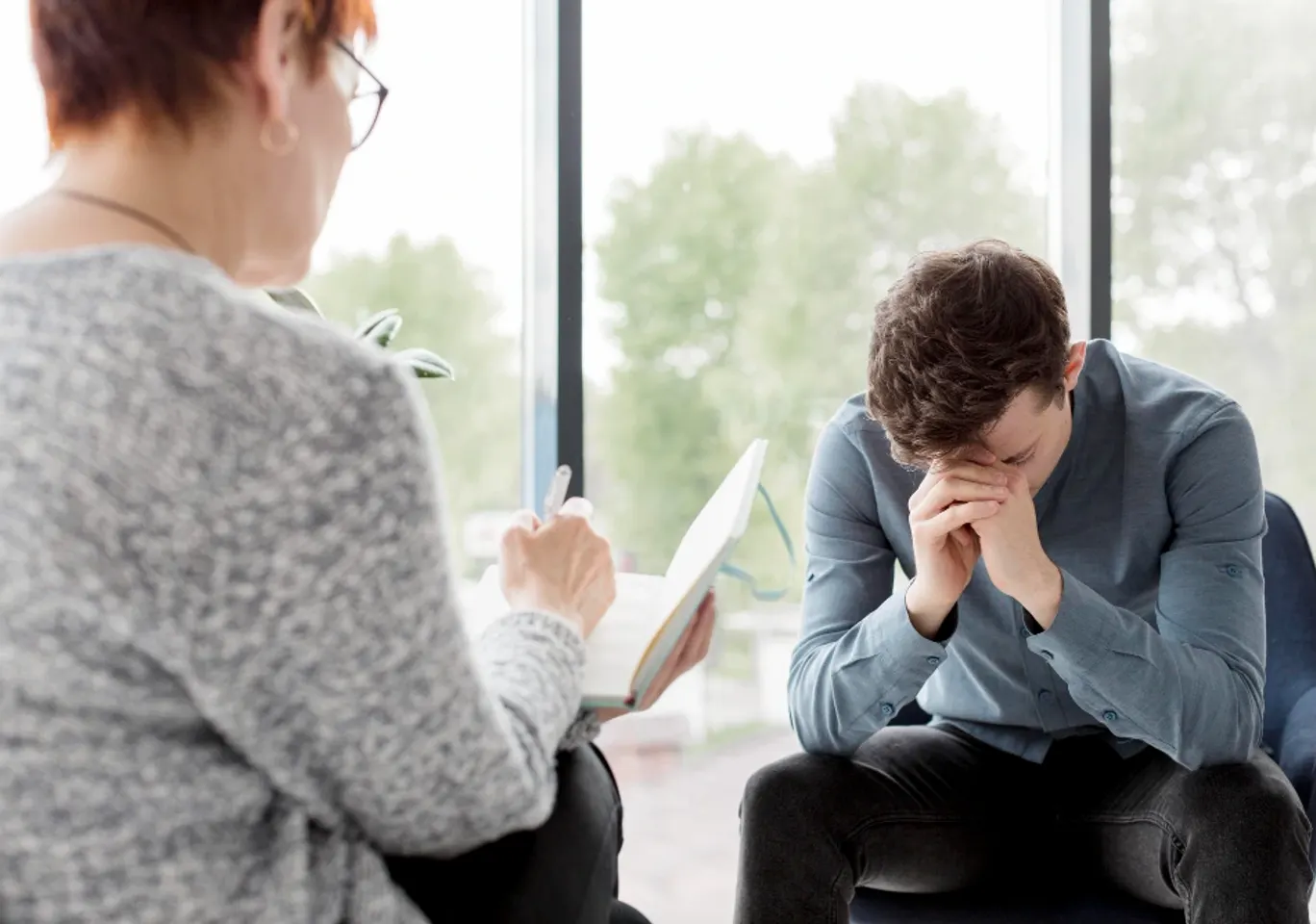 Psychiatra Lublin: konsultacja u terapeuty przy oknie