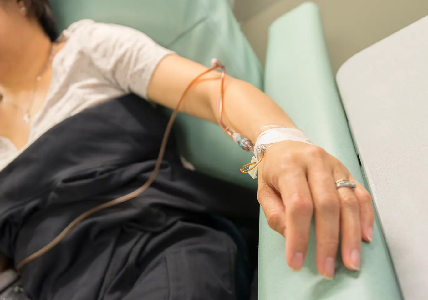 Kroplówki witaminowe Lublin: ręka z podłączoną linią infuzyjną w trakcie zabiegu